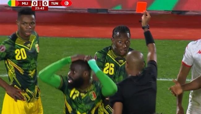 طرد لاعب مالي امام تونس بكأس أمم أفريقيا