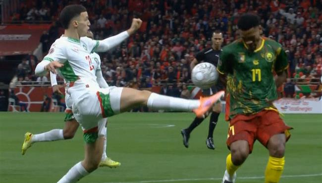 في الدقيقة الاولي هل حرم الحكم المغرب من ركلة جزاء امام الكاميرون
