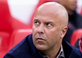 بسبب الكاريزما إعلامي شهير يسخر من روني بعد انتقاده لـ سلوت