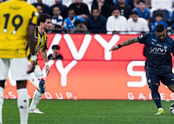 فيديو بـ10 لاعبين الاتحاد يفرض التعادل على الهلال ويزيحه من صدارة الدوري السعودي