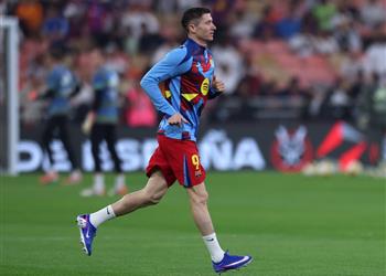 ليفاندوفسكي يتلقى دفعة معنوية قبل نهاية عقده مع برشلونة