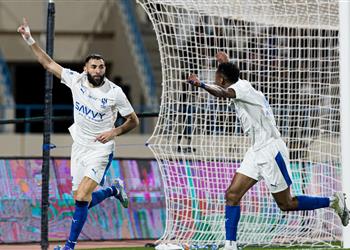 فيديو بالكعب كريم بنزيما ي سجل هدف الهلال الأول أمام الأخدود