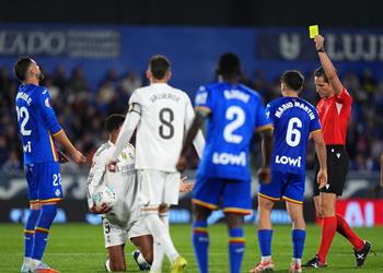 صحفي إسباني مهاجم ا التحكيم لاعب ريال مدريد يستحق الإيقاف عدة مباريات