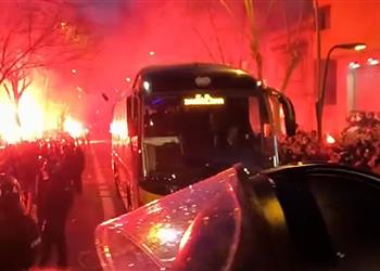 تصرف غريب من جماهير برشلونة مع حافلة الفريق قبل مواجهة أتلتيكو مدريد