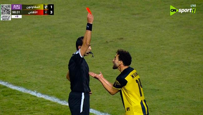 طرد مصطفي جمال في مباراة الاهلي والمقاولون العرب بالدوري المصري