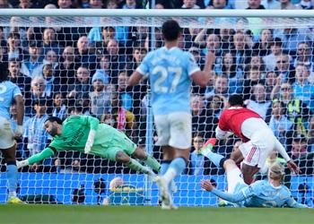 لاعب آرسنال السابق يشكك في صحة هدف هالاند كان يجب إلغاءه