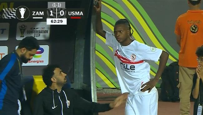 اعتراض شيكو بانزا لحظة تبديله في مباراة الزمالك واتحاد العاصمة بنهائي كأس الكونفدرالية