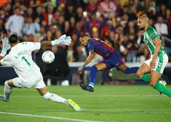 فيديو ليلة وداع ليفاندوفسكي برشلونة يفوز على ريال بيتيس بثلاثية في الدوري الإسباني