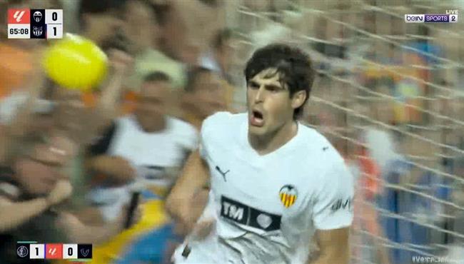 هدف تعادل فالنسيا مع برشلونة 1 1 بعد خطأ من المدافع