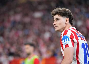 سيميوني يزيد التكهنات بشأن مستقبل ألفاريز مع أتلتيكو مدريد