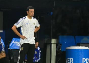سكالوني يحسم موقفه من استدعاء ماستانتونو لقائمة الأرجنتين في كأس العالم