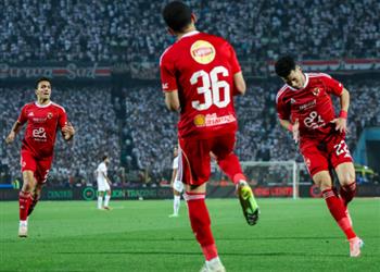 لاعب الأهلي يغادر مباراة إنبي مصاب ا