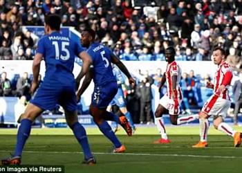 فيديو رمضان صبحي يشاهد تعادل ستوك سيتي أمام ليستر من الدكة