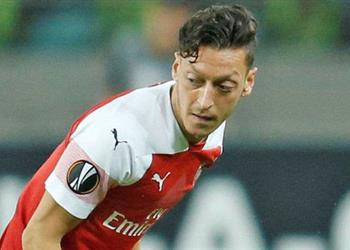 فيديو وصور أوزيل ينفعل على محمد النني في مباراة آرسنال والجماهير تعلق