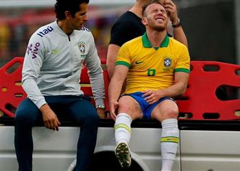 فيديو المصائب لا تأتى فرادى بعد نيمار الإصابة تضرب آرثر قبل كوبا أمريكا