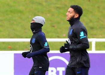 لينديلوف ينتقد واقعة ستيرلينج وجوميز بمعسكر إنجلترا عليهما التفكير في المنتخب فقط