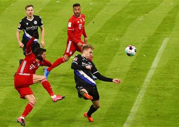 فيديو بعد أيام من تتويجه بمونديال الأندية بايرن ميونخ يتعادل بصعوبة مع بيليفيلد