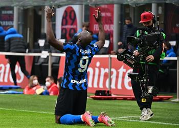 فيديو لوكاكو يواصل التألق ويسجل الهدف الثالث لـ إنتر ضد ميلان