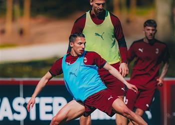 بن ناصر يعود لتدريبات ميلان قبل مباراة مانشستر يونايتد