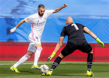 فيديو برأسية رائعة كريم بنزيما ي سجل هدف ريال مدريد الثاني أمام إيبار