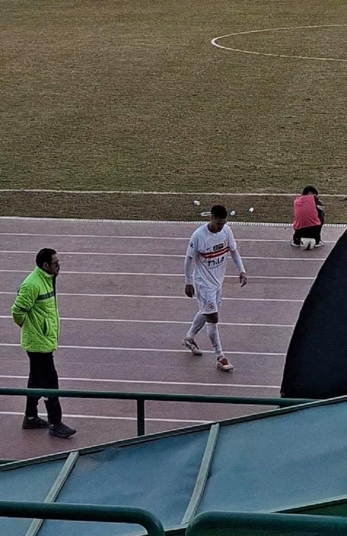 صوره ل محمود جهاد يغادر الملعب متأثراً بالإصابة في مباراة الزمالك وبلدية المحلة