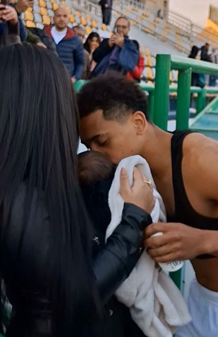 صوره ل بيزيرا وسيلٌ من القُبل لنجلته عقب الفوز على بلدية المحلة في كأس مصر