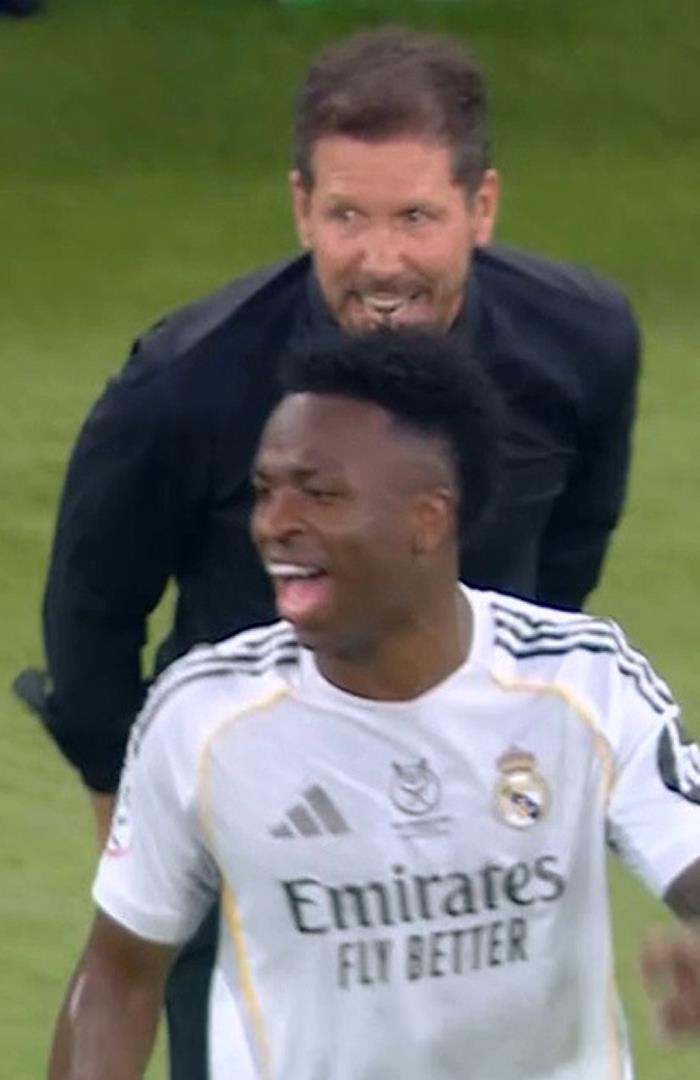 صوره ل مشادة كلامية بين فينيسيوس وسيميوني في مباراة ريال مدريد واتلتيكو مدريد