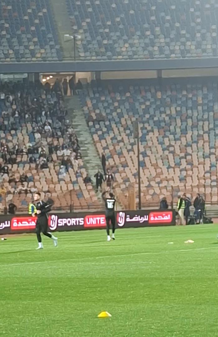 صوره ل جنش يرد تحية جماهير الزمالك قبل مباراة الاتحاد السكندري