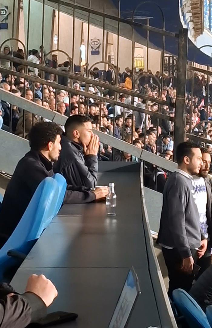 صوره ل محمد شحاتة يتجه للمقصورة بعد حصوله على طرد أمام الاتحاد السكندري