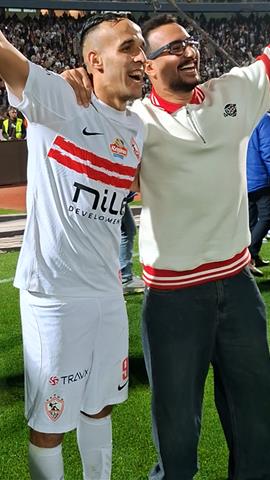 صوره ل متناسيا الجرح في يده بسبب المباراة احتفالات ناصر منسي مع الجماهير