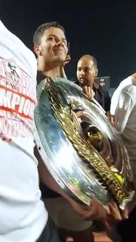 صوره ل محمد شحاتة يحتفل بدرع الدوري مع جماهير الزمالك بعد التتويج باللقب