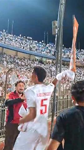 صوره ل حسام عبد المجيد يهدي قمصان نادي الزمالك للجماهير احتفالًا بالتتويج