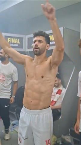 صوره ل من غرفة الملابس.. عبد الله السعيد يحتفل بتتويج الزمالك بالدوري المصري