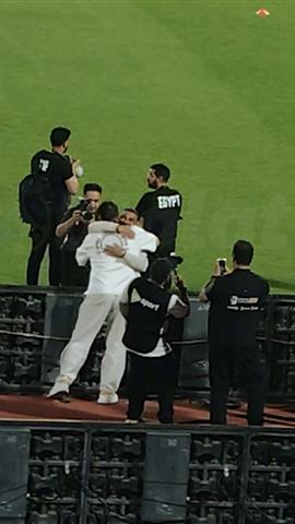 صوره ل تحية خاصة من محمد صلاح للجمهور.. وعناق حار مع ماجد المصري