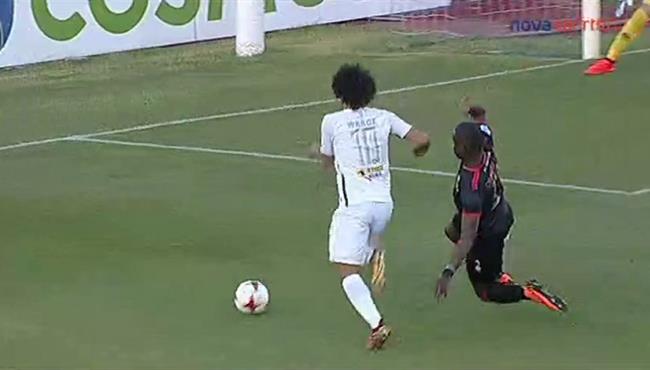 عمرو وردة يتسبب في ركلة جزاء يسجل منها اتروميتوس الهدف الاول