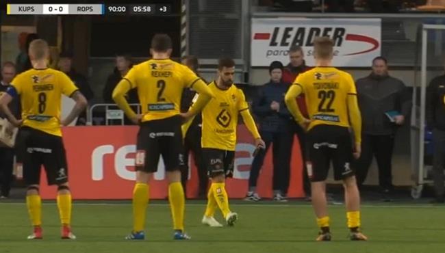 عبد الله السعيد يتسلم جائزة افضل لاعب فى مباراة كوبيون بالوسورا وروبس بالوسورا