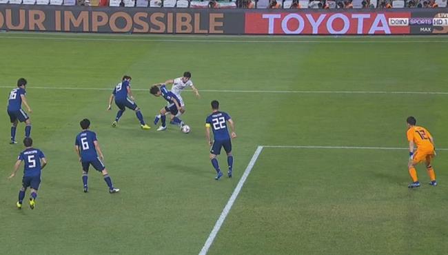 مهاجم ايران يراوغ بطريقة رائعة وحارس اليابان يحرمه من تسجيل هدف محقق