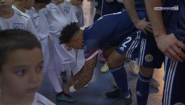 لقطة رائعة لاعب اسكتلندا يقوم بربط حذاء طفل قبل مباراة قبرص