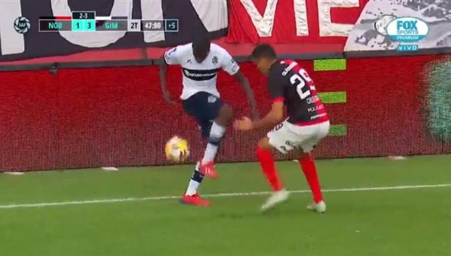 بمهاراة مذهله بالكعب لاعب يستفز منافسه في الدوري الارجنتيني