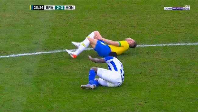 اصابة لاعب البرازيل وخروجه بعد تدخل عنيف من لاعب هندوراس وطرده