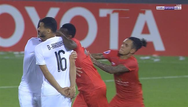 طرد لاعب الدحيل بعد مشادة مع لاعب السد في دوري ابطال اسيا