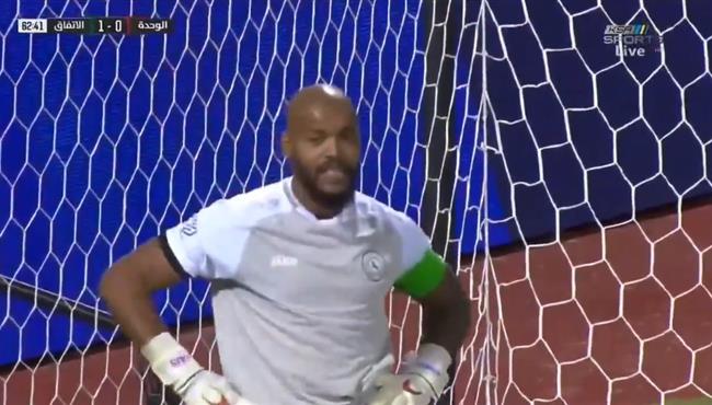 تصدي خرافي من رايس امبولحي في مباراة الوحدة والاتفاق