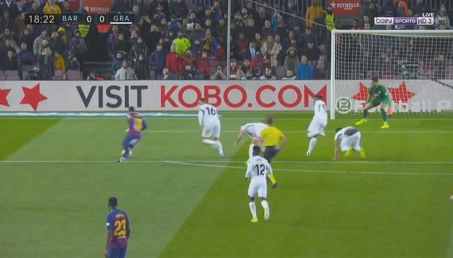 ميسي يتلاعب بمدافعي غرناطة في الدوري الاسباني