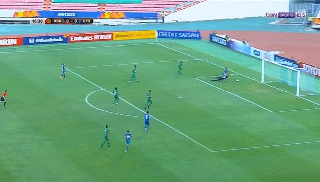 لاعب اوزبكستان يهدر فرصة لا تصدق امام السعودية بعد خطأ من المدافع في كأس اسيا تحت 23 سنة