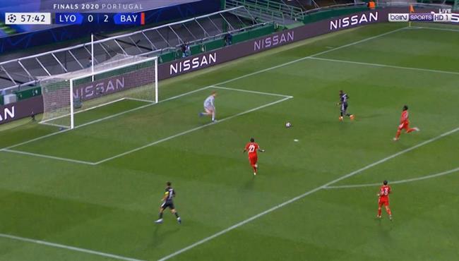 مانويل نوير ينقذ بايرن ميونخ من هدف مؤكد لليون في دوري ابطال اوروبا