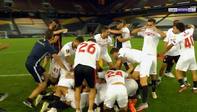 فرحة وبكاء من لوبيتيجي ولاعبي اشبيلية بعد الفوز بالدوري الاوروبي علي انتر ميلان