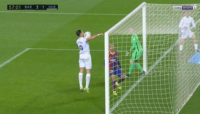 لاعب هويسكا يهدر فرصة لا تصدق امام برشلونة والمرمي خالي