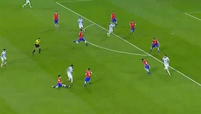 مرواغة رائعة من ميسي في مباراة الارجنتين وتشيلي