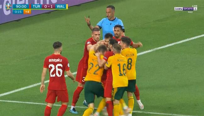 مشادة بين اللاعبين في مباراة ويلز وتركيا