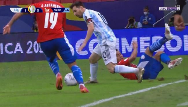 لقطة مهارية رائعة من ميسي في مباراة الارجنتين وباراجواي